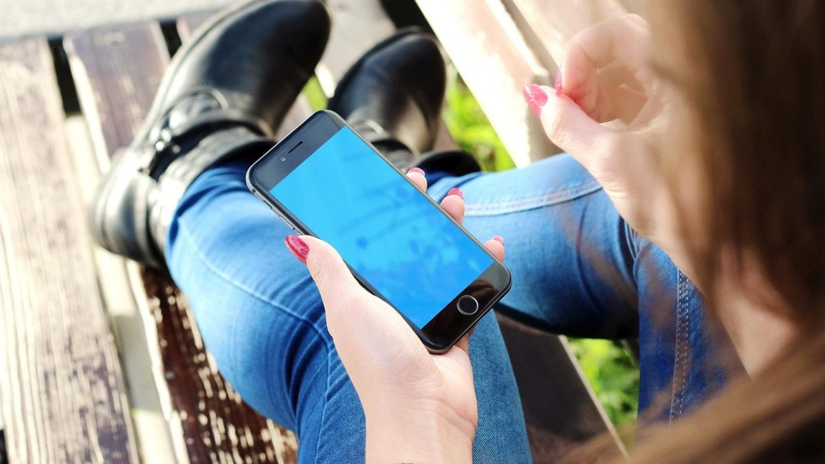 漫岛动漫 App 首页推荐流在平板与手机双设备上的对照展示，卡片式封面整齐排布，浅色桌面与绿植作背景，商务感清晰