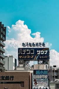 钢之炼金术师BROTHERHOOD动漫封面，爱德华与阿尔冯斯兄弟并肩而立，金色炼金阵纹环绕，史诗感十足