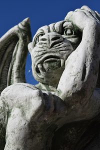 鬼灭之刃无限城篇封面，炭治郎举刀直视前方，背景为幽暗的无限城建筑结构，红蓝对比强烈